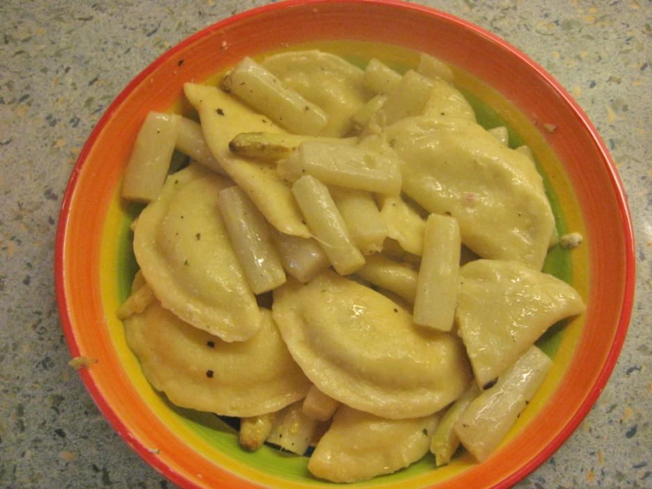 Selbstgemachte Ravioli mit Butterspargel
