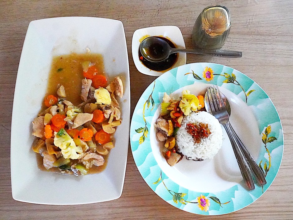 Cap Cay Seafood mit Reis und Sambal