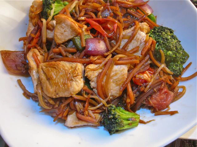 H&uuml;hnerfleisch mit Wokgem&uuml;se in Sojasauce