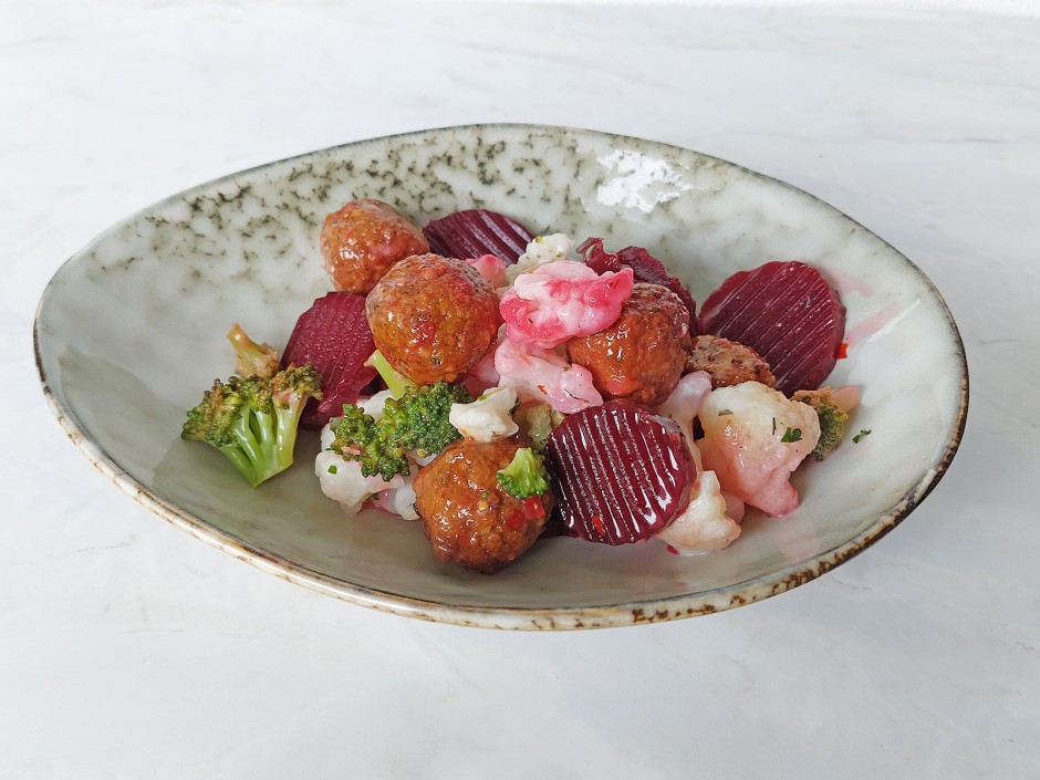 Karfiol-Salat mit Roter Rübe und Fleischbällchen