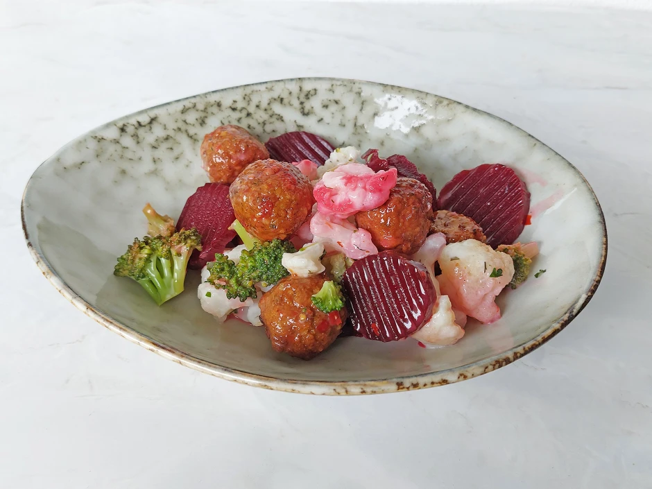 Karfiol-Salat mit Roter Rübe und Fleischbällchen