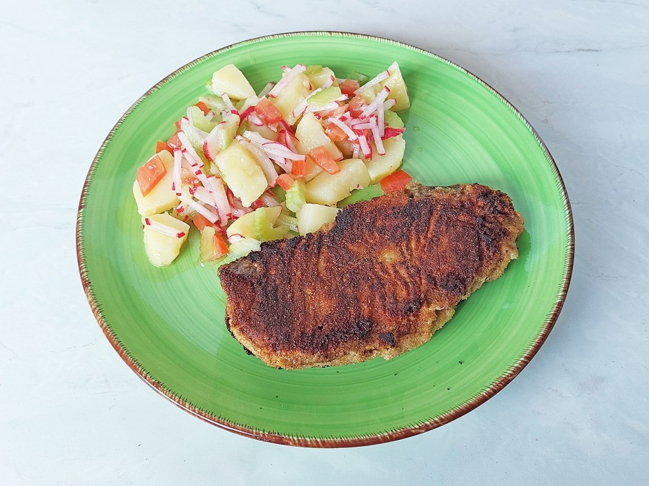 Wasabi-Kotelett mit buntem Erdäpfelsalat