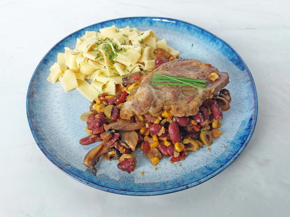Schweinesteak auf Chili-Bohnen