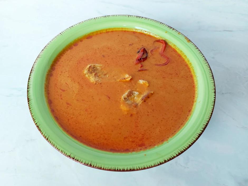 Rote Currysuppe mit Pute