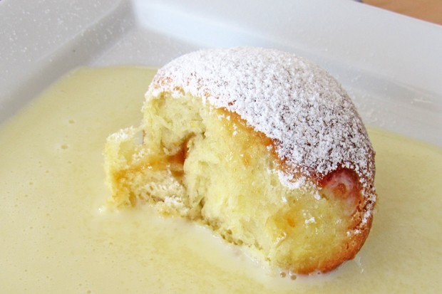 Buchteln mit Vanillesauce
