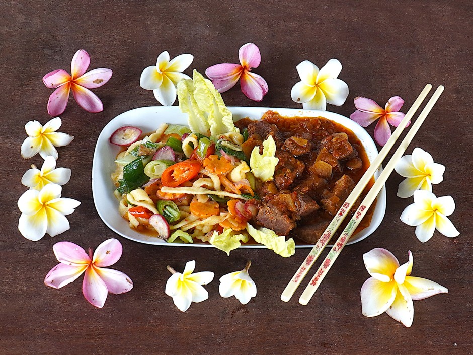 Rindfleischsambal mit Nudeln und Cap Cay