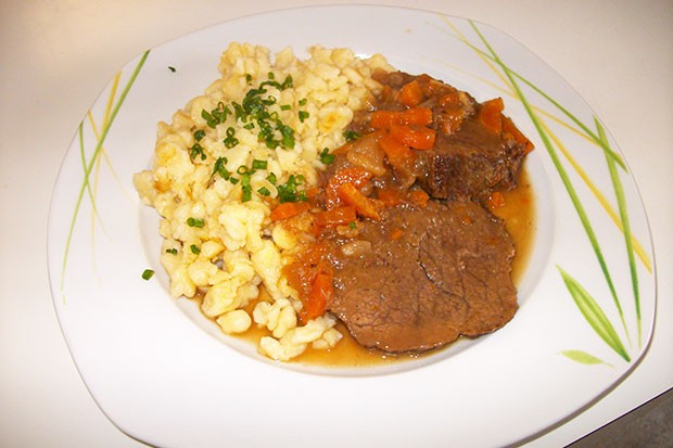 Rindsschnitzel mit Karotten und Zwiebeln