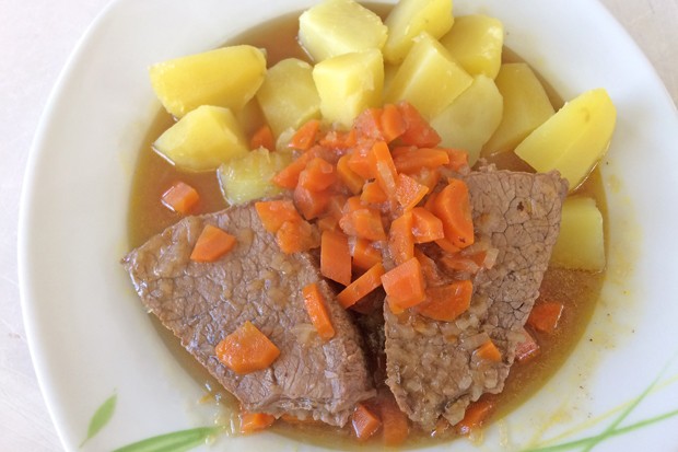 Rindsschnitzel mit Karotten und Zwiebeln