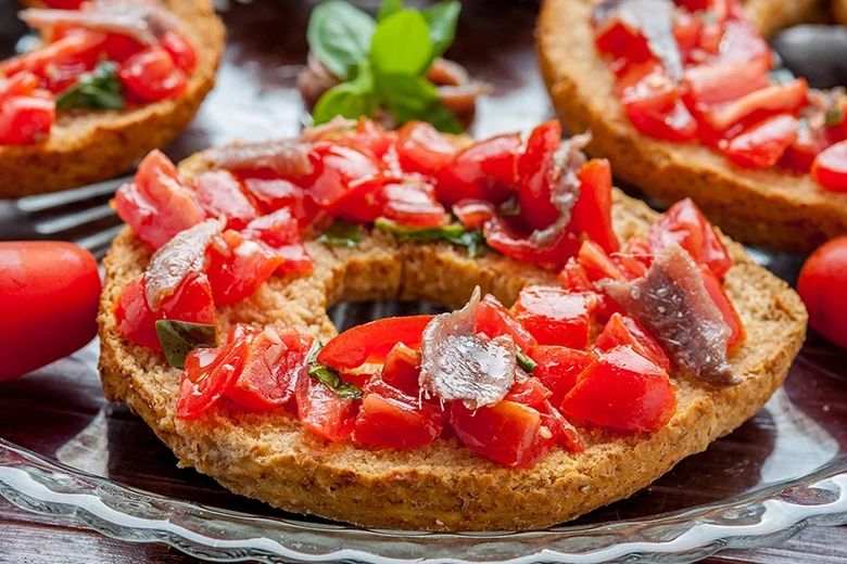 Friselle mit Tomaten und Sardellen