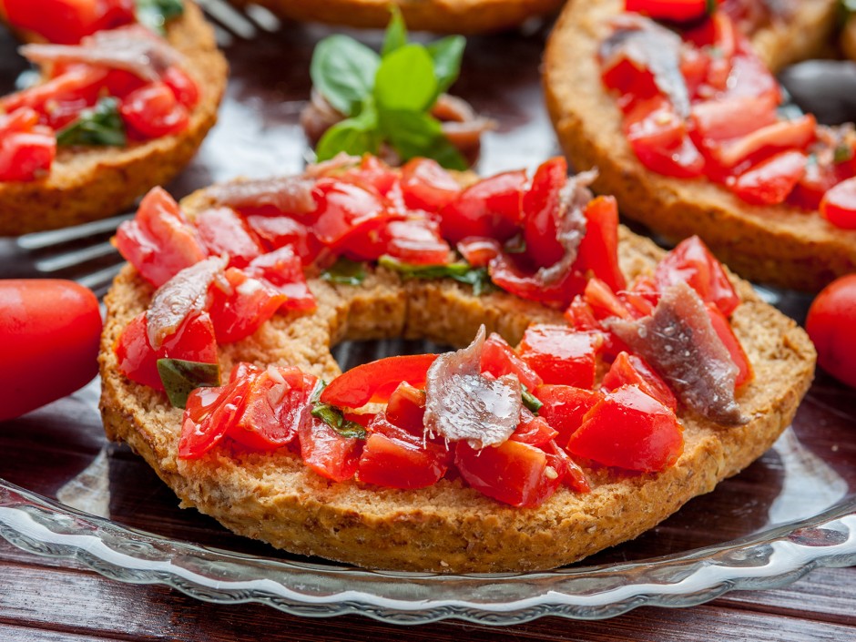 Friselle mit Tomaten und Sardellen