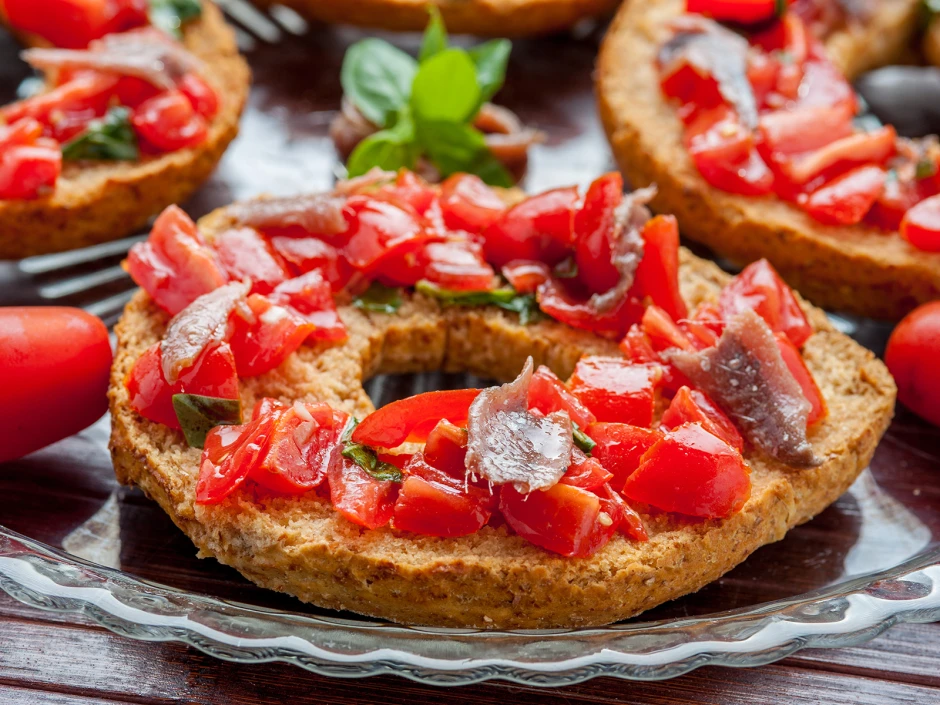 Friselle mit Tomaten und Sardellen