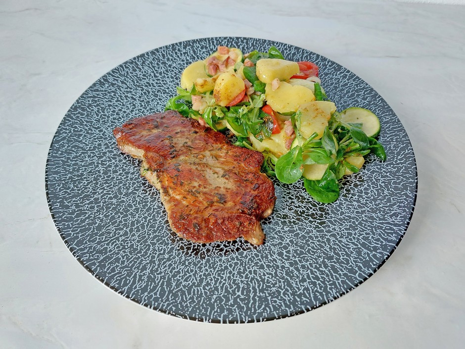 Schweinesteak mit Erdäpfel-Zucchini-Salat