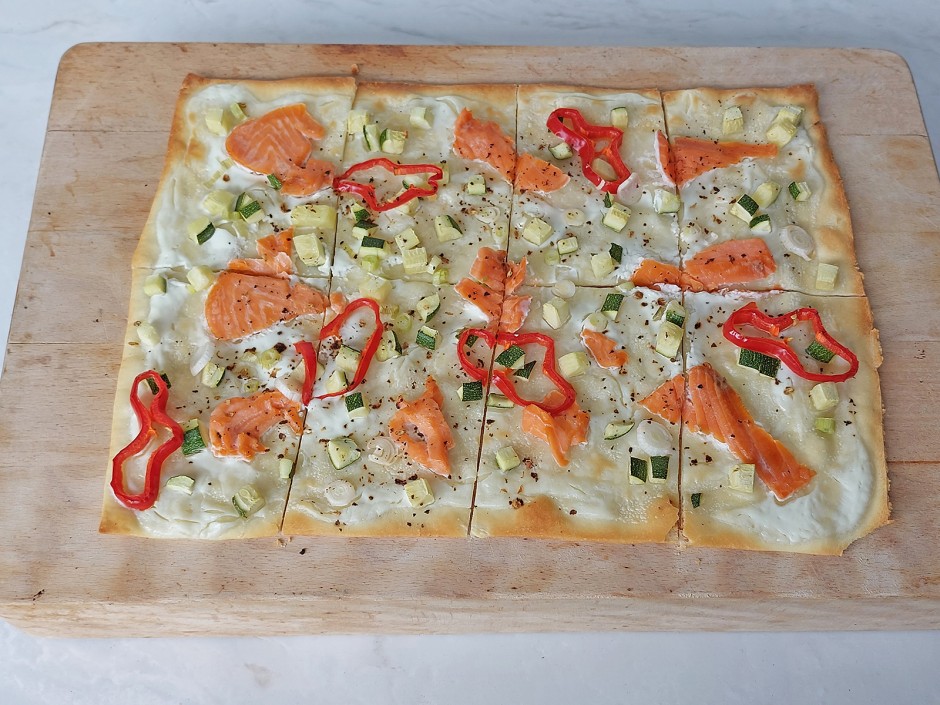 Flammkuchen mit Zucchini und Forelle