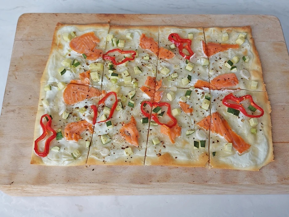 Flammkuchen mit Zucchini und Forelle