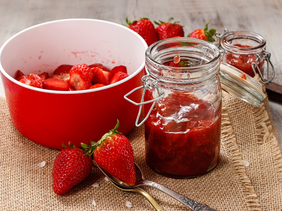Dunkelrote Erdbeermarmelade