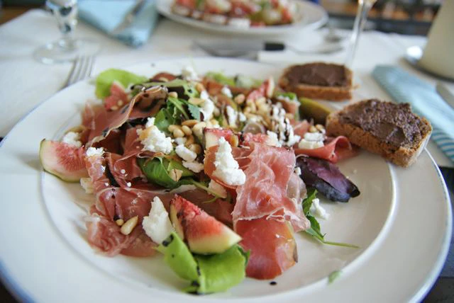 Ziegenk&auml;sesalat mit Feigen und Prosciutto
