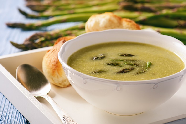 Grüne Spargelcremesuppe mit Orangenfilets