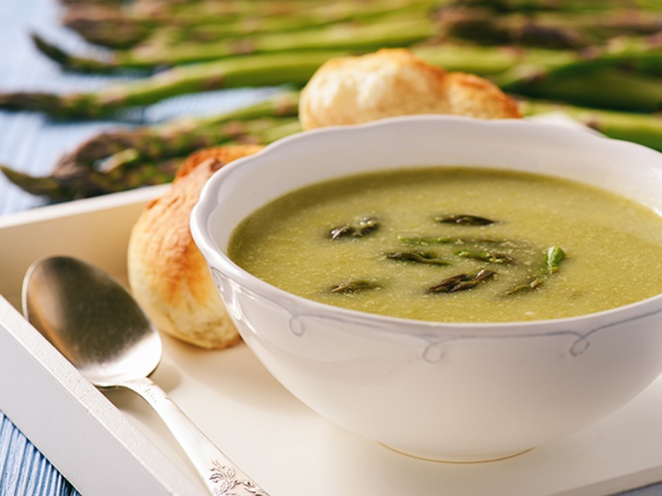 Grüne Spargelcremesuppe mit Orangenfilets