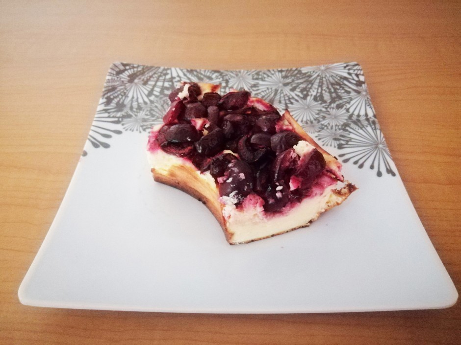 Topfenkuchen mit Kirschen aus dem Camping-Backofen