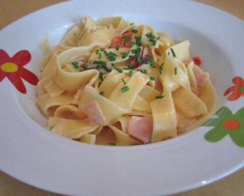 Bandnudeln mit Schinken-Paprikasauce