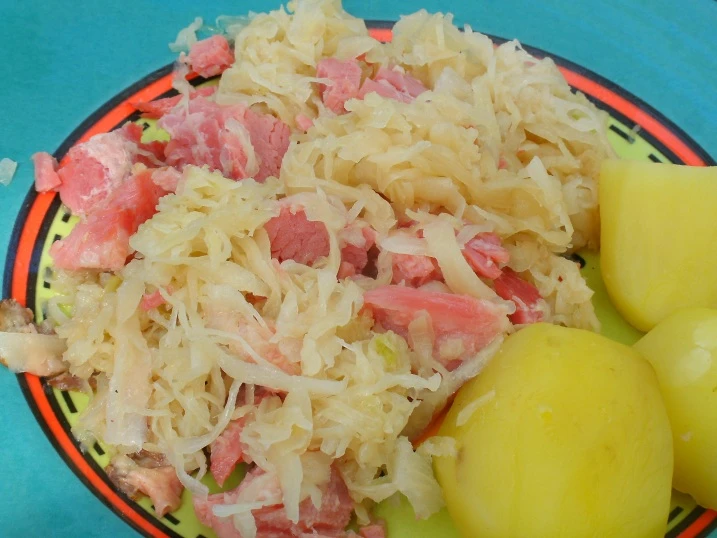 Apfel-Sauerkraut mit Schinkenwürfel