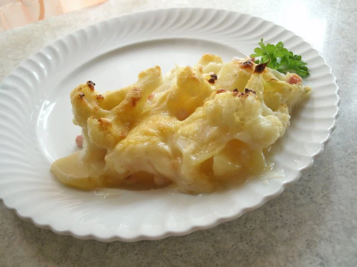 Blumenkohl-Kartoffelauflauf mit ger&auml;uchertem Schinken
