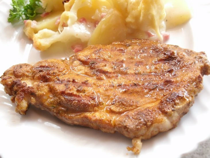 Gegrillte Nackensteaks in Paprika-Kräutermarinade