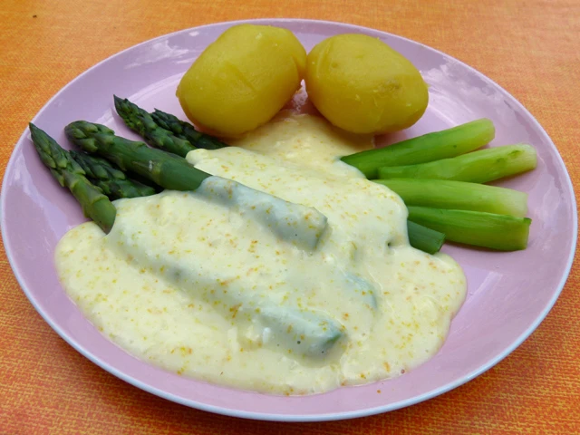 Gr&uuml;ner Spargel  mit Orangensauce