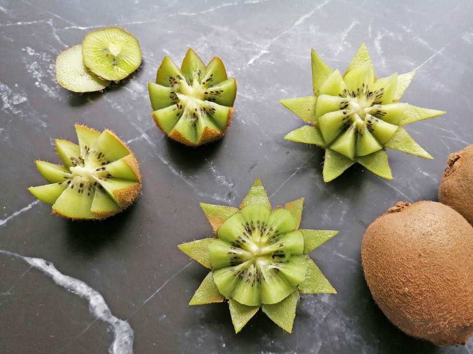 Kiwi-Blume und Kiwi-Lotusblüte schnitzen
