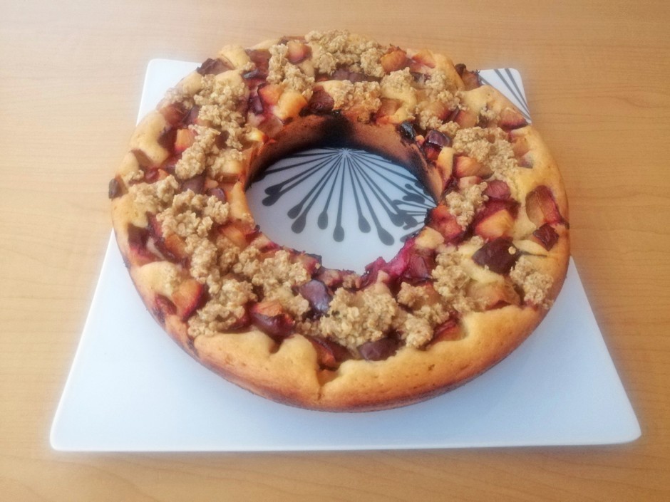Zwetschkenkuchen mit Haferflockenstreusel aus dem Camping Backofen