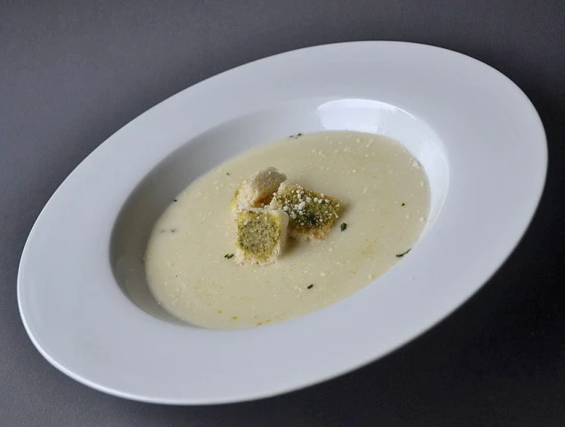 Cremige Parmesansuppe