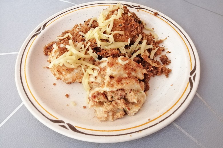 Selchfleischknödel mit Topfenteig und Käsebrösel