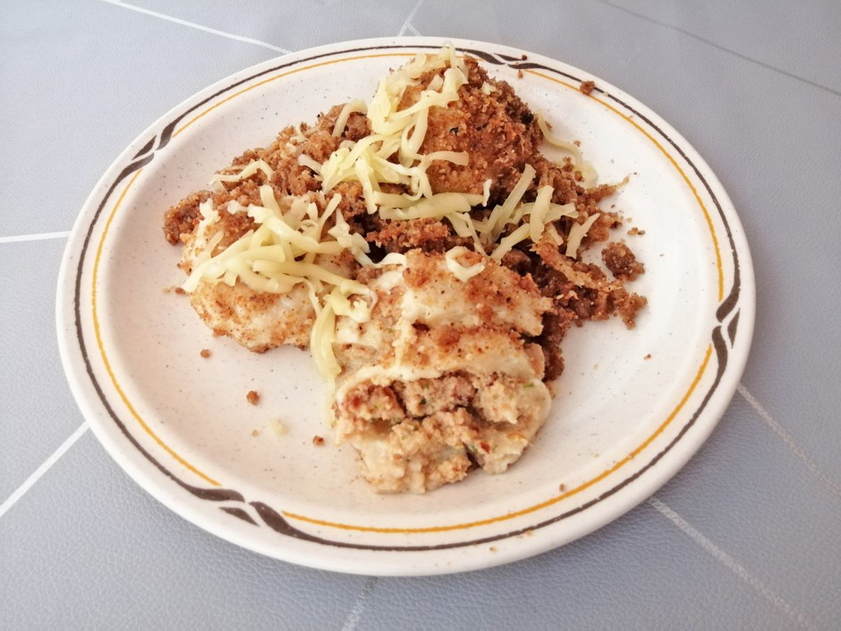 Selchfleischknödel mit Topfenteig und Käsebrösel