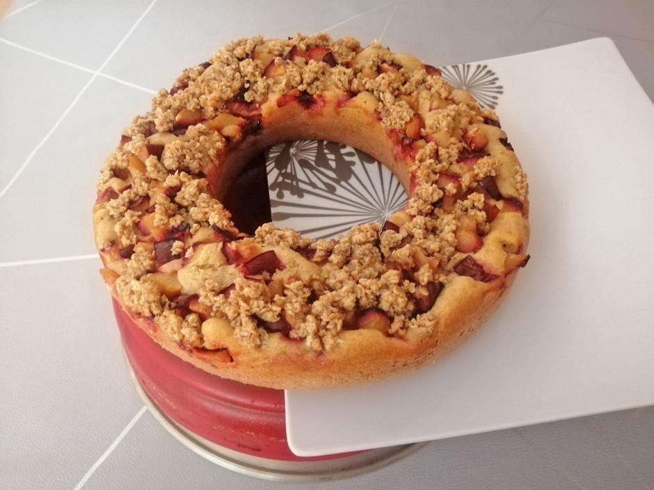 Zwetschkenkuchen mit Haferflockenstreusel aus dem Camping Backofen