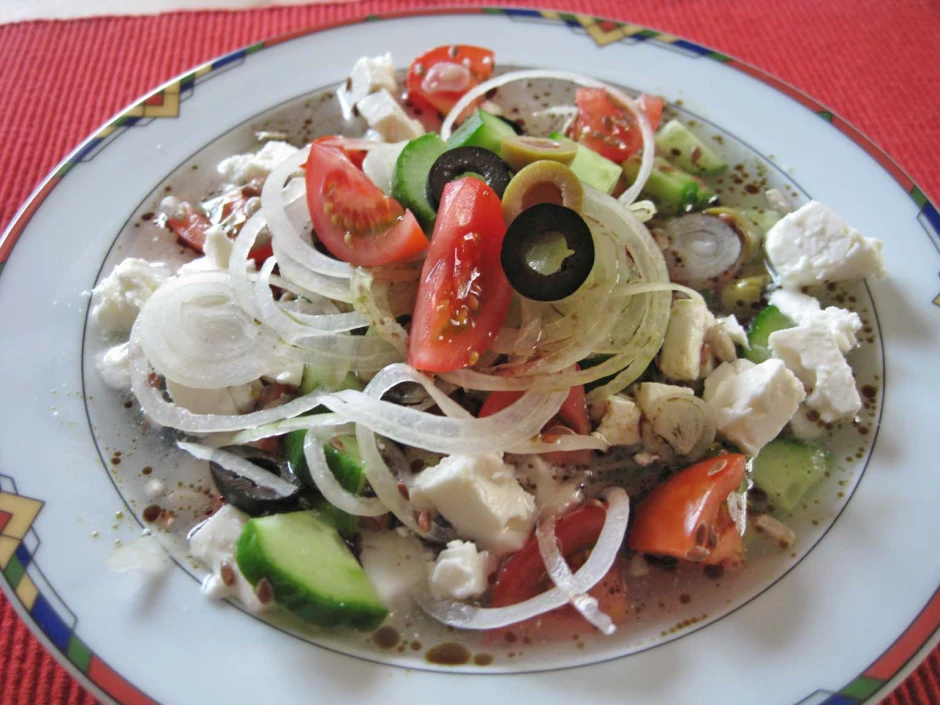 Bunter griechischer Salat