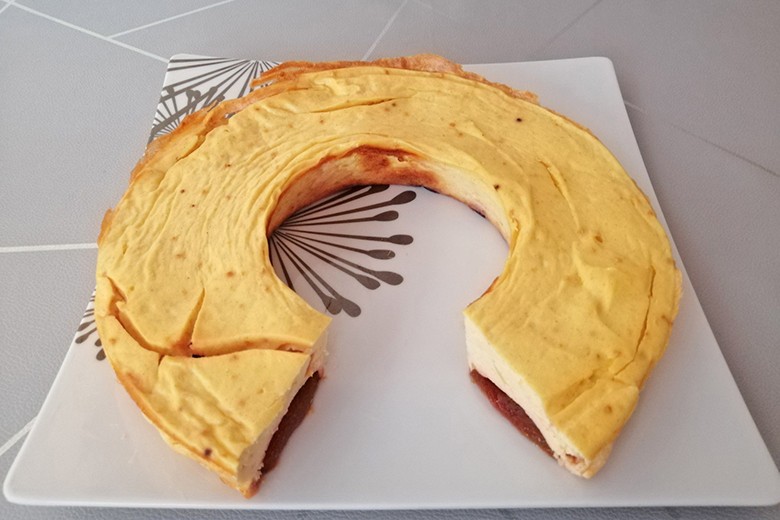 Topfenkuchen mit Zwetschkenboden aus dem Camping-Backofen