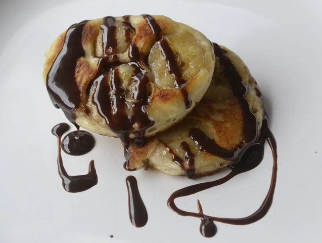 Bananen Pancakes mit cremiger Schokoladensauce