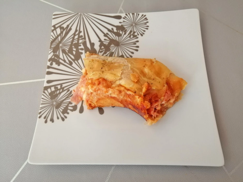 Gerollte Bl&auml;tterteig-Pizza aus dem Camping-Backofen