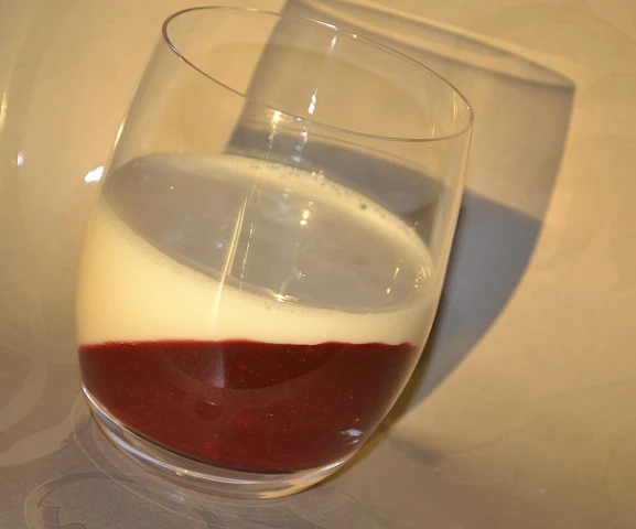 Panna Cotta auf Waldbeergelee
