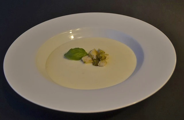Wei&szlig;e Tomatensuppe mit Basilikum Croutons