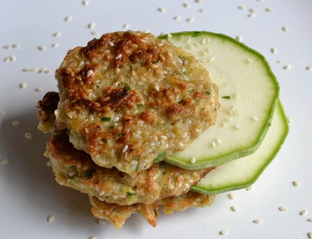 Vollkorn Zucchinipuffer mit Sesam und Knoblauchdip