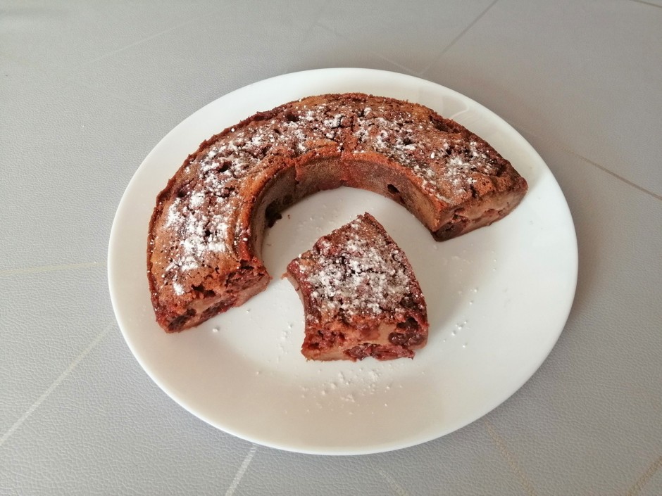 Weichselkuchen aus dem Camping-Backofen