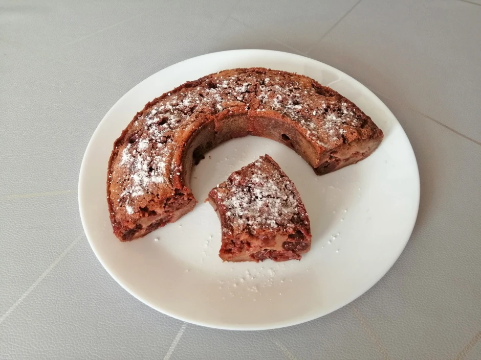 Weichselkuchen aus dem Camping-Backofen