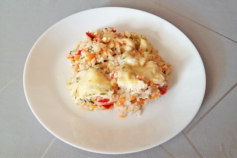 Pikanter Reisauflauf aus dem Camping-Backofen