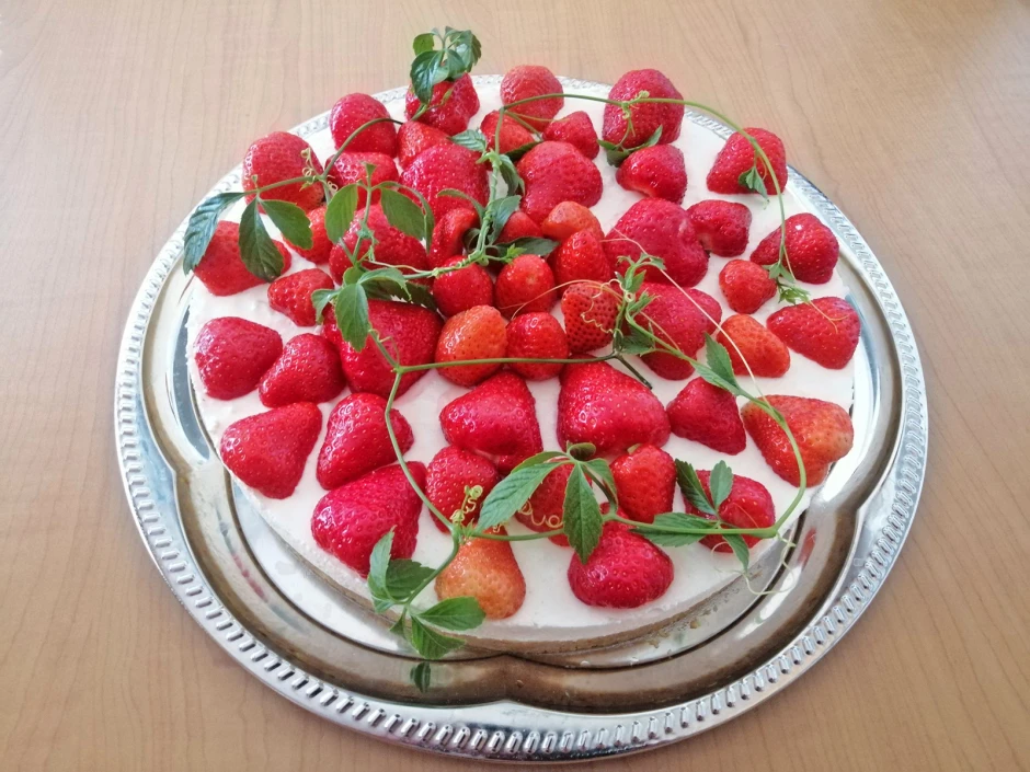 Frischk&auml;setorte mit Erdbeeren