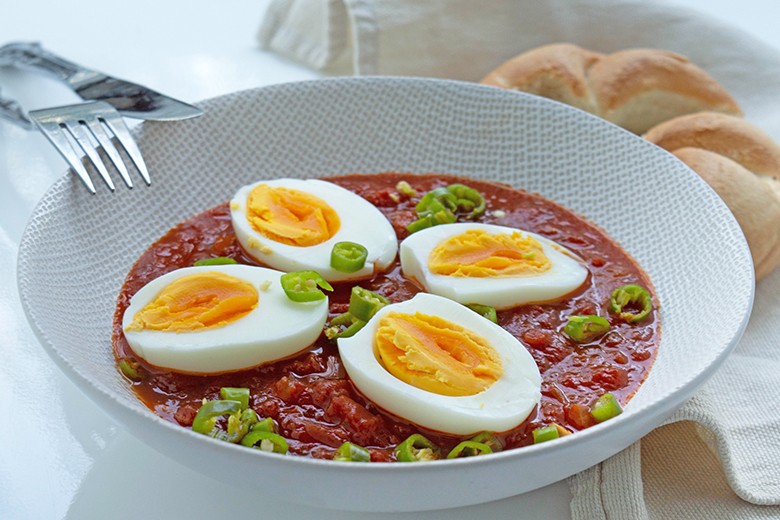 Eiercurry mit frischen Paradeisern