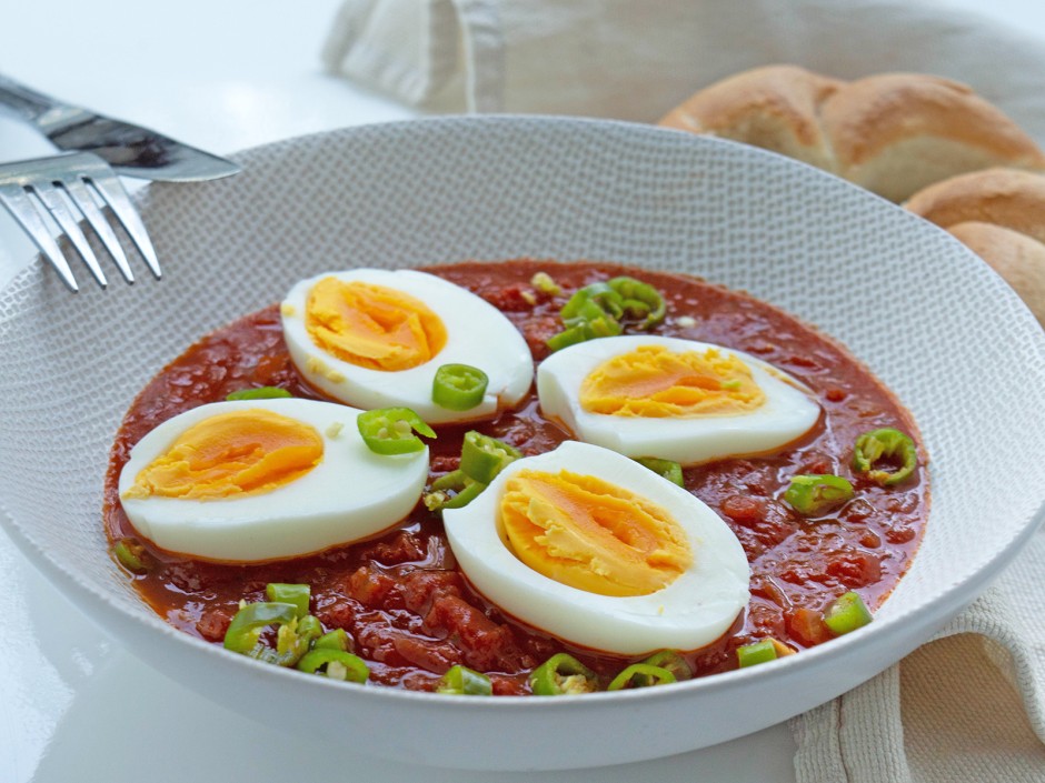 Eiercurry mit frischen Paradeisern