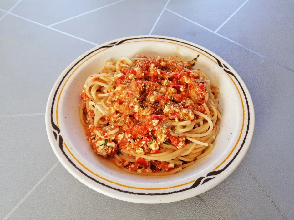Dinkelspaghetti mit Paprikasauce