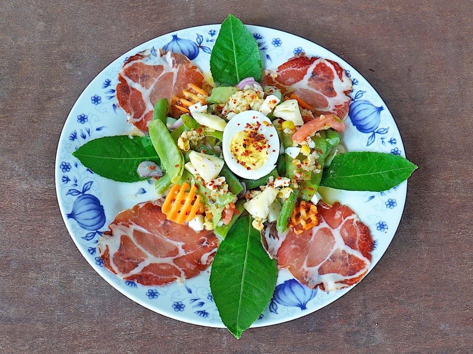 Gemischter Bohnensalat mit luftgetrocknetem Schinken