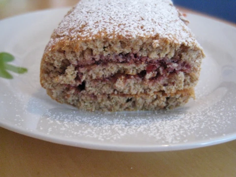 Brombeer-Vollkornbiskuitroulade